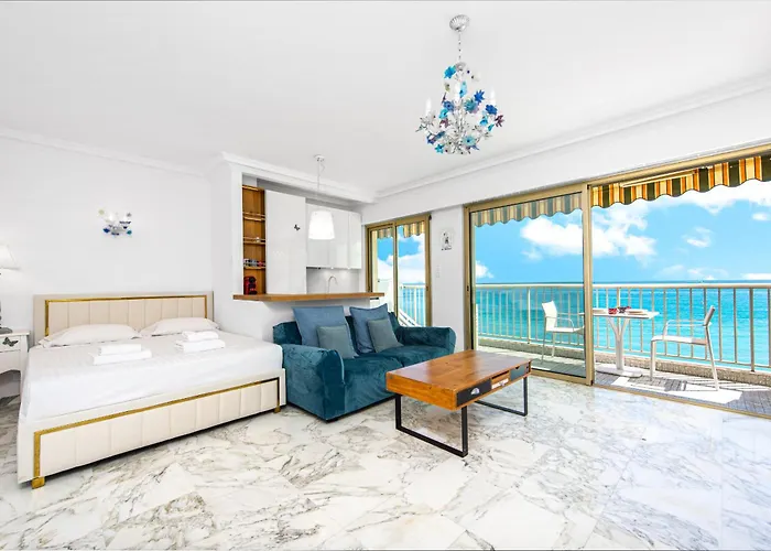 Vue Et Plein Centre A 芒通